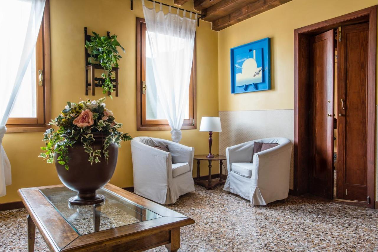 Hotel Ai Santi Apostoli 3*